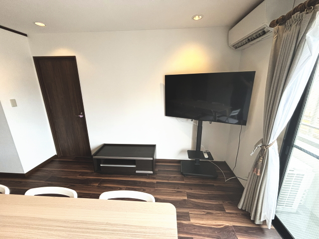 2階ダイニングスペース大型テレビ